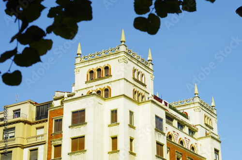 edificio blanco clásico con almenas photo