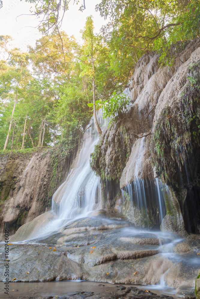 Naklejka premium Beautiful landscape of tropical Saiyok waterfall in Kanchanaburi, Thailand