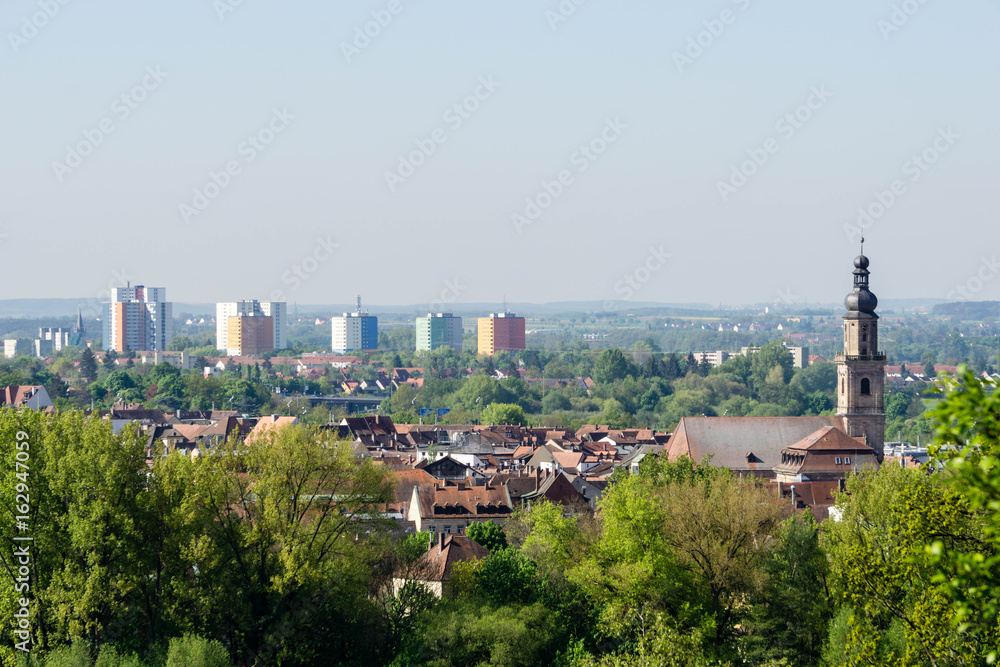 Fototapeta premium Panorama von Erlangen in Franken bei blauen Himmel wolkenlos