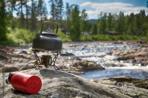 Kochen am Fluss, Campingkocher photo