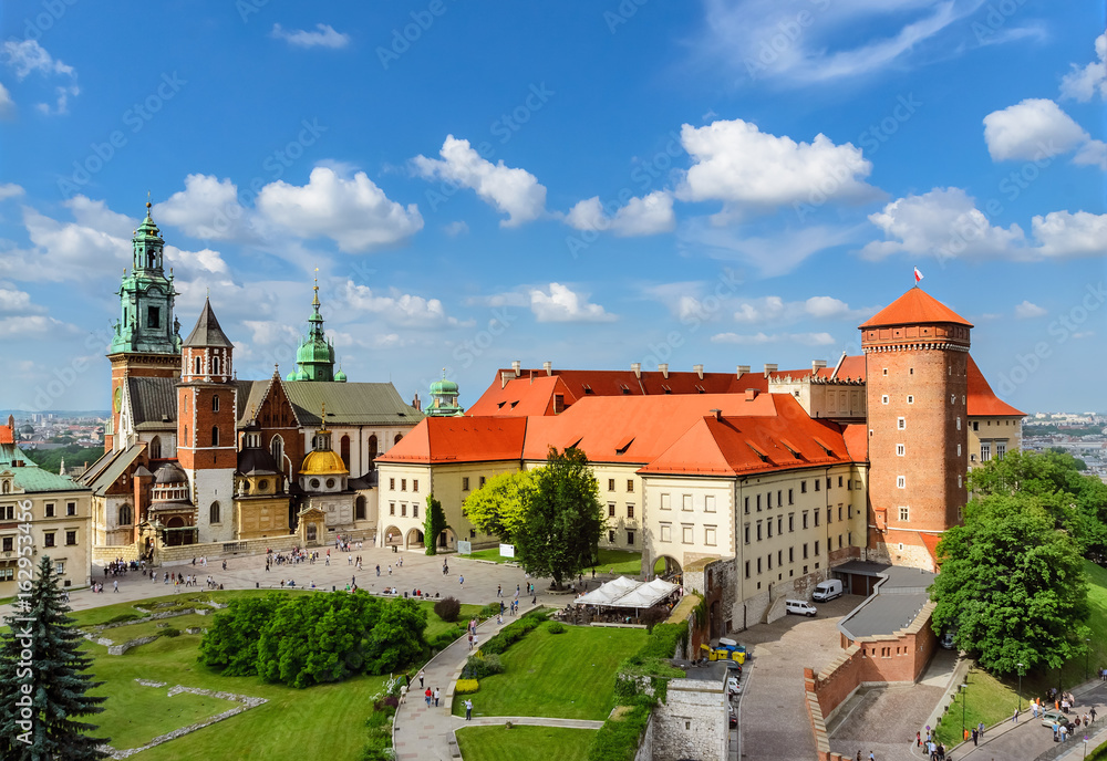 Naklejka premium Kraków - zamek na Wawelu w dzień. Polska Europa.
