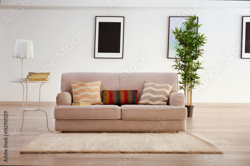Modern living room with gre...