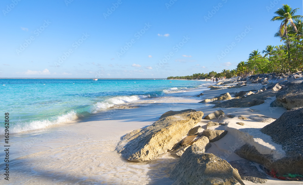 Fototapeta premium Wyspa Catalina - Playa de la Isla Catalina - Karaibska tropikalna plaża i morze