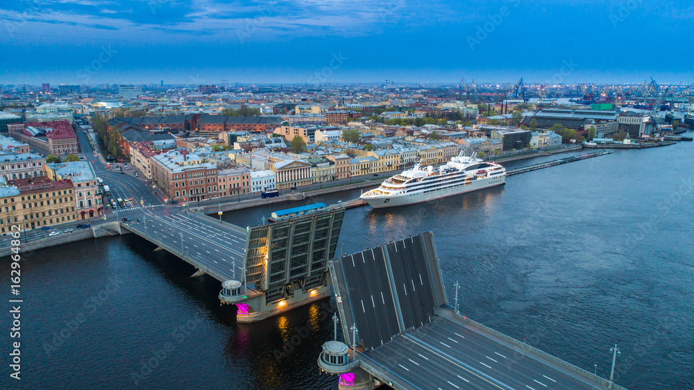 Fototapeta premium St. Petersburg. Annunciation Bridge. Neva River.