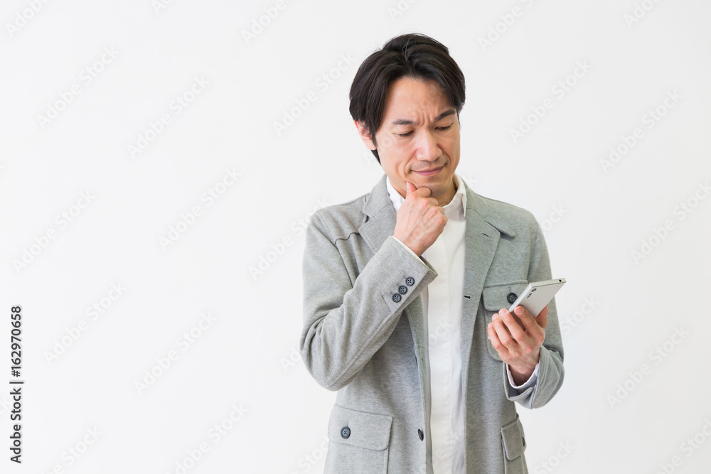 スマホを見るミドル男性　考える