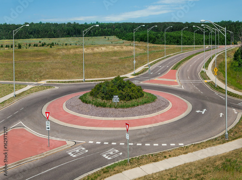Tableau sur toile Roundabout:  A circular road eliminates stop signs and allows continuous traffic flow at an intersection in southern Wisconsin