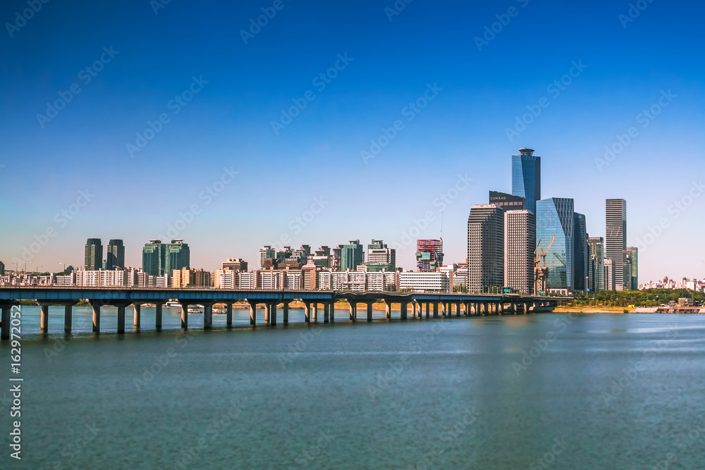 Naklejka premium Bridge and Han Riber in Seoul, South Korea: May 26,2017.