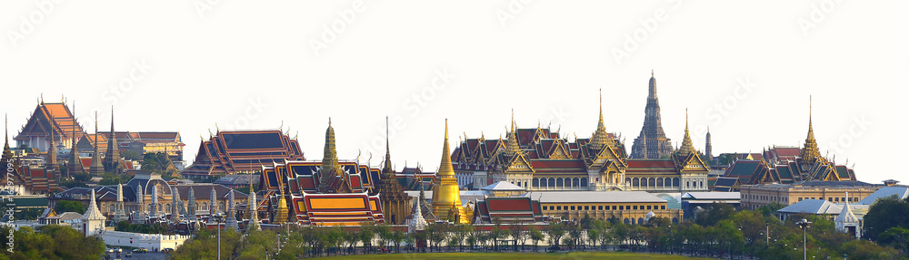 Obraz premium Wat pra kaew, Grand Palace Świątynia Szmaragdowego Buddy pełna oficjalna nazwa Wat Phra Si Rattana Satsadaram to cel podróży w Bangkoku w Tajlandii na białym tle.