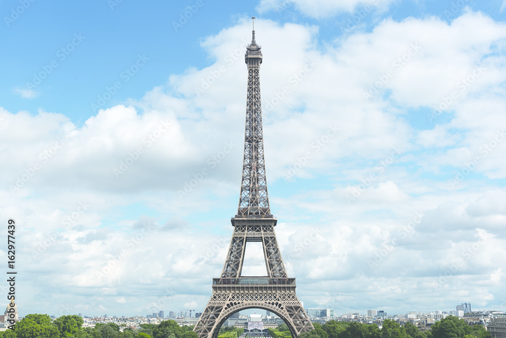 Fototapeta premium Eiffel tower and blue sky