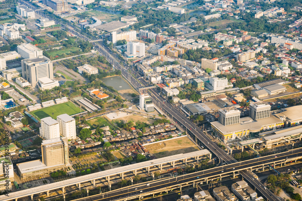 Fototapeta premium Widok na panoramę Bangkoku z samolotu.