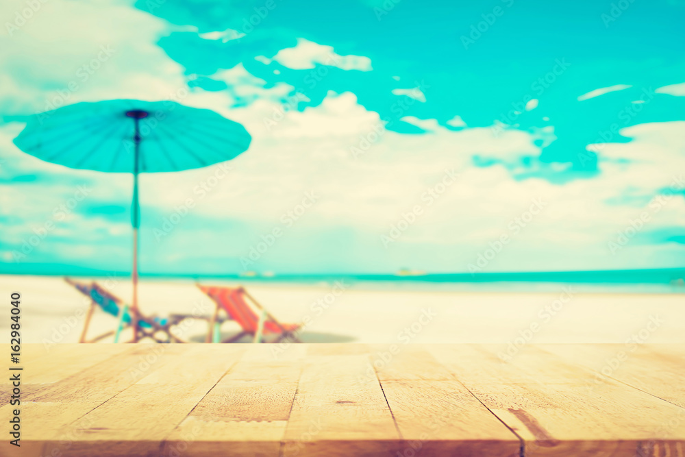 Obraz premium Wood table top on blur beach and summer sky background, vintage tone