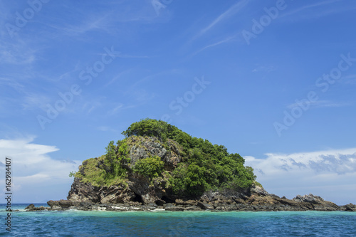 Andaman Sea, clear water, emerald green, the vast blue sky, beautiful sandy beaches, beautiful beaches.