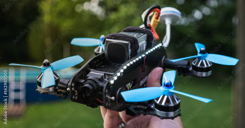 Eine FPV Renndrohne startet aus einer Hand Eine FPV Renndrohne startet aus einer Hand