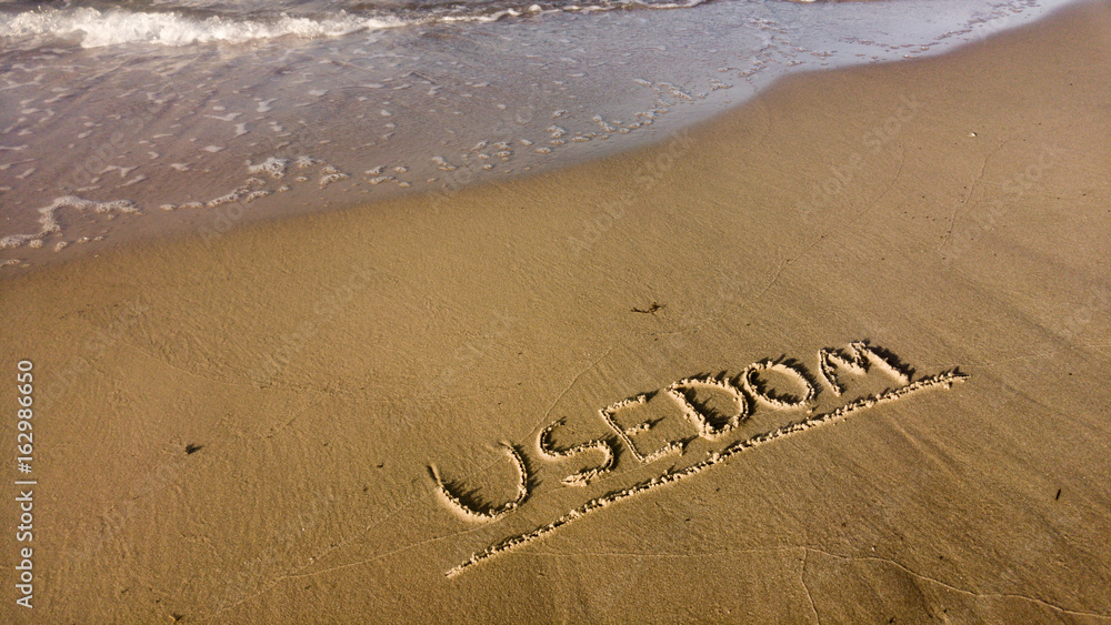 Sandstrand auf der Insel Usedom, mit dem Schriftzug "Usedom" - obrazy, fototapety, plakaty 