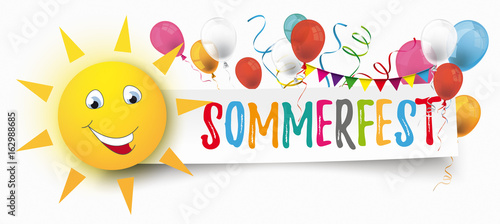 Lachende Sonne mit Luftballons und dem Wort Sommerfest