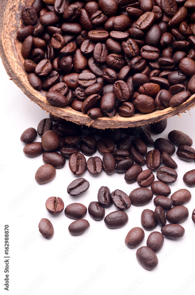 Naklejka premium Coffee Beans with coconut shell