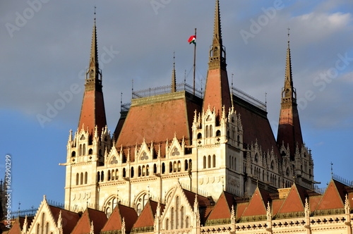 Prunkvolles neugotisches Parlamentsgebäude am Donauufer photo