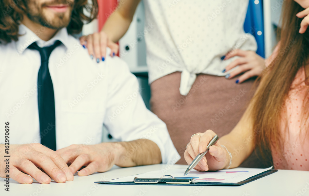 Obraz premium Young business team analise financial paper charts and graphs on the table. Team work concept.