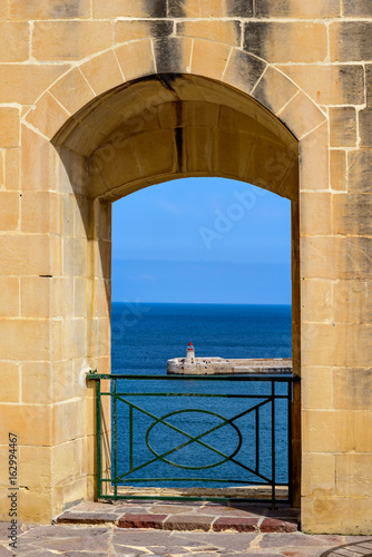 Valletta: Blick von den Lower Barrakka Gardens auf die Hafenmole des Fort Ricasoli