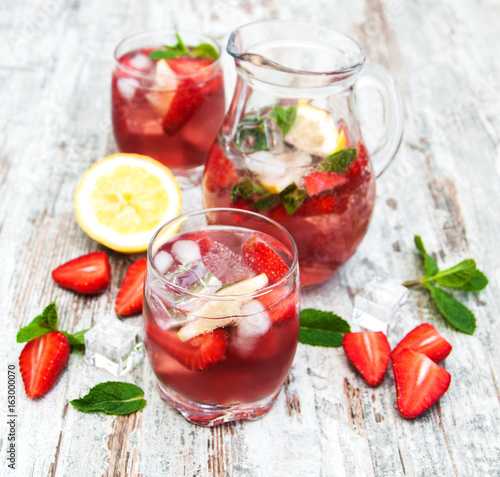 Lemonade with srtawberries