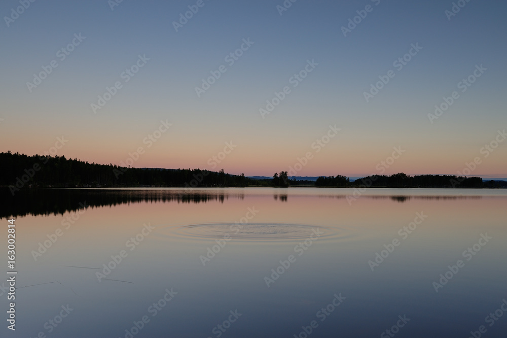 Dämmerung am Storhamrarsjön See, Schweden