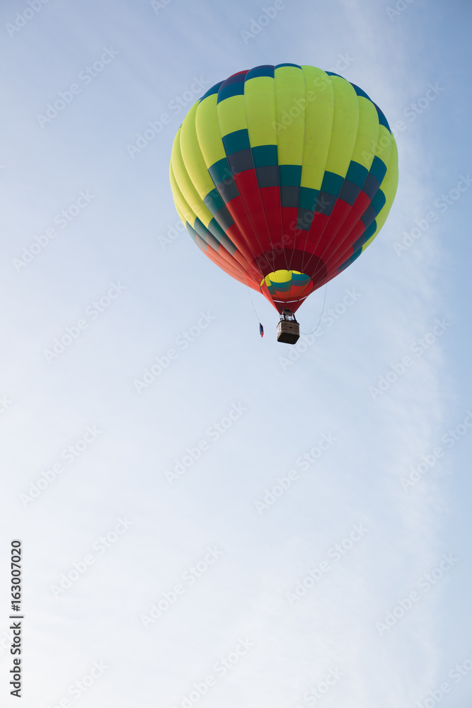Naklejka premium Bright balloon in blue sky 