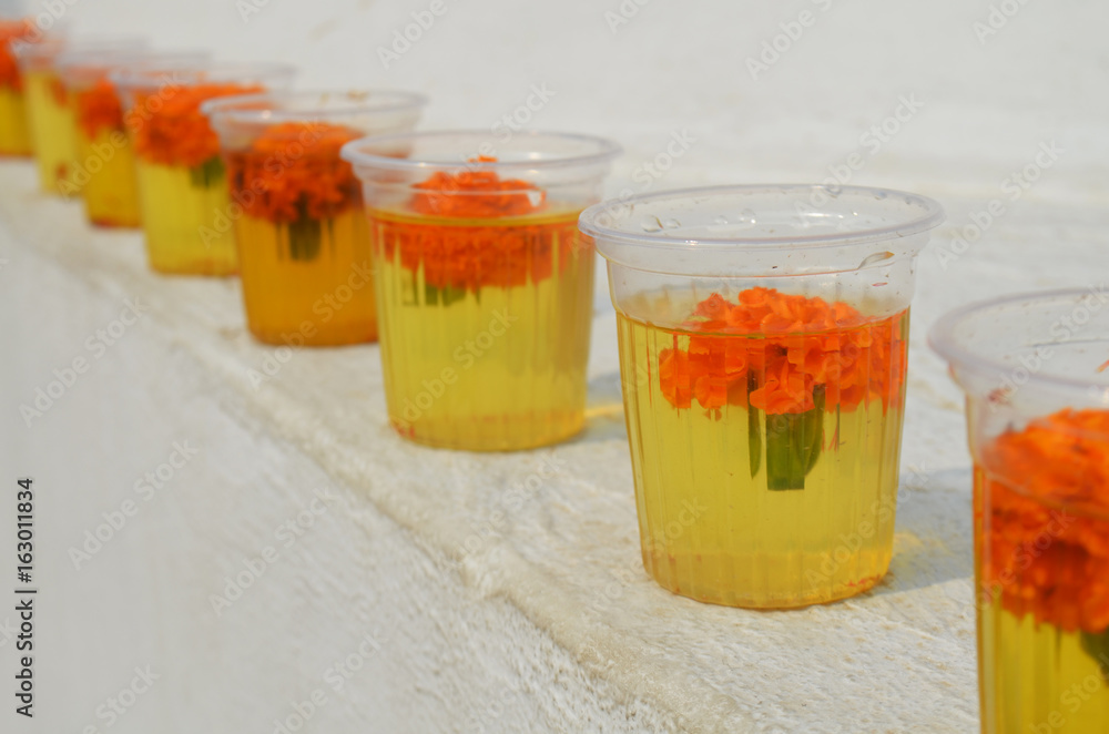 Φωτογραφία Glasses with water and carnation flowers at The Great stupa Bodnath in Kathmandu, Nepal