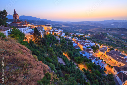 Zahara de la Sierra, village blanc d'Andalousie photo