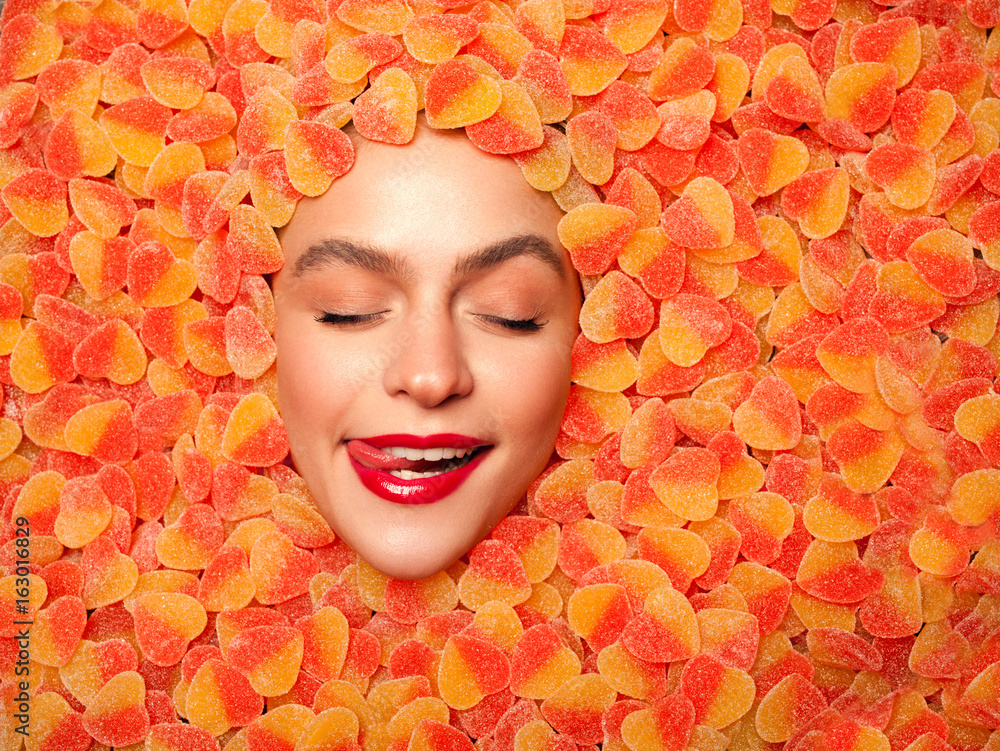 Fotografija Delighted model posing in fruit jelly