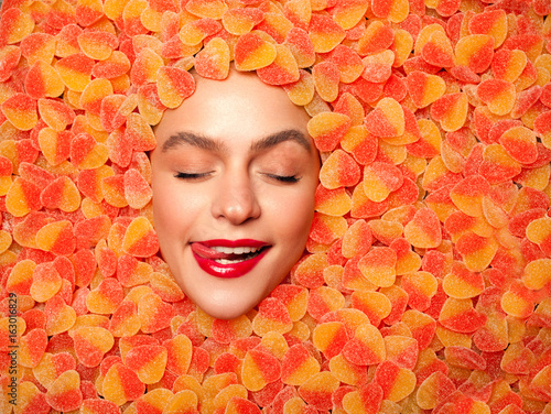 Εκτύπωση καμβά Delighted model posing in fruit jelly