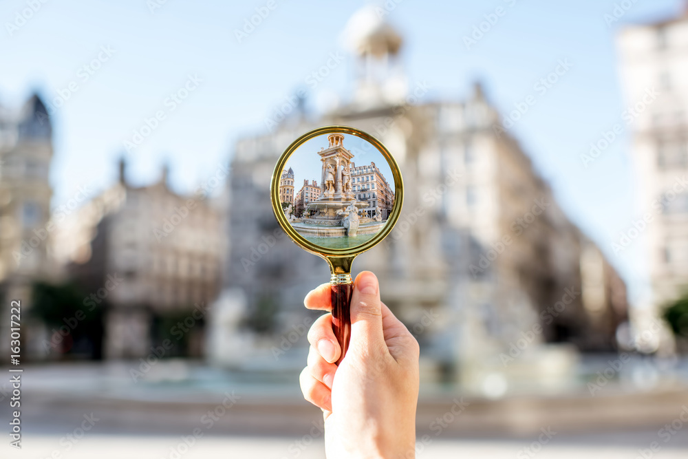 Φωτογραφία Holding a magnifying glass focused on famous Jacobins fountain in Lyon city in F
