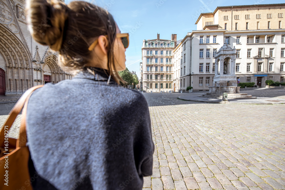 Φωτογραφία Woman looking at the saint Jean square in Lyon old town in France