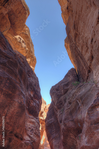 Into the narrow gorge of th Siq on the trail to Petra