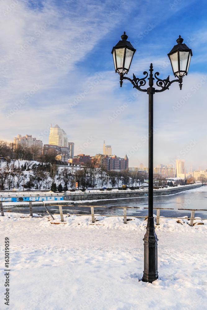 Φωτογραφία Beautiful view of Lantern at the city at sunrise of early foggy sunny morning