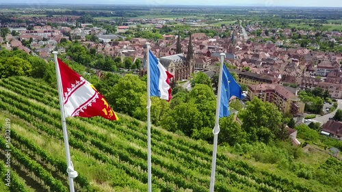 Drei Landesfahnen über der Stadt Obernai im Elsass