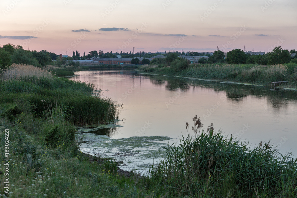Obraz premium Sunset Mertvovid riverbank in Voznesensk, Ukraine.
