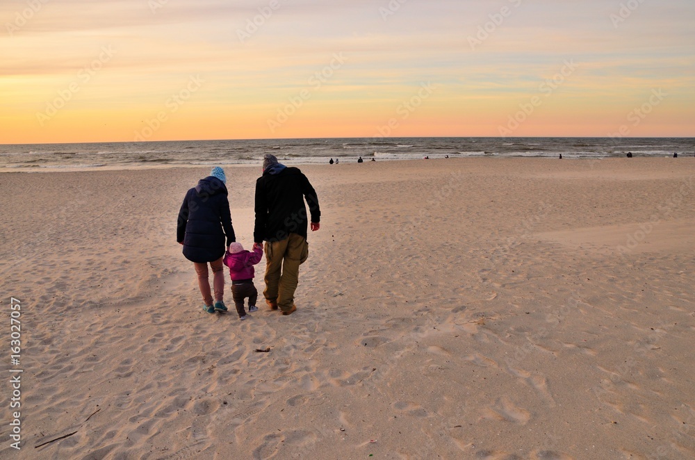 rodzina z dzieckiem idąca w stronę morza - obrazy, fototapety, plakaty 