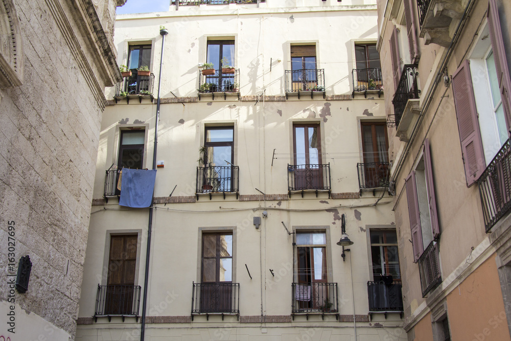 Cagliari: architettura esterna dei palazzi all'interno del quartiere Castello - Sardegna