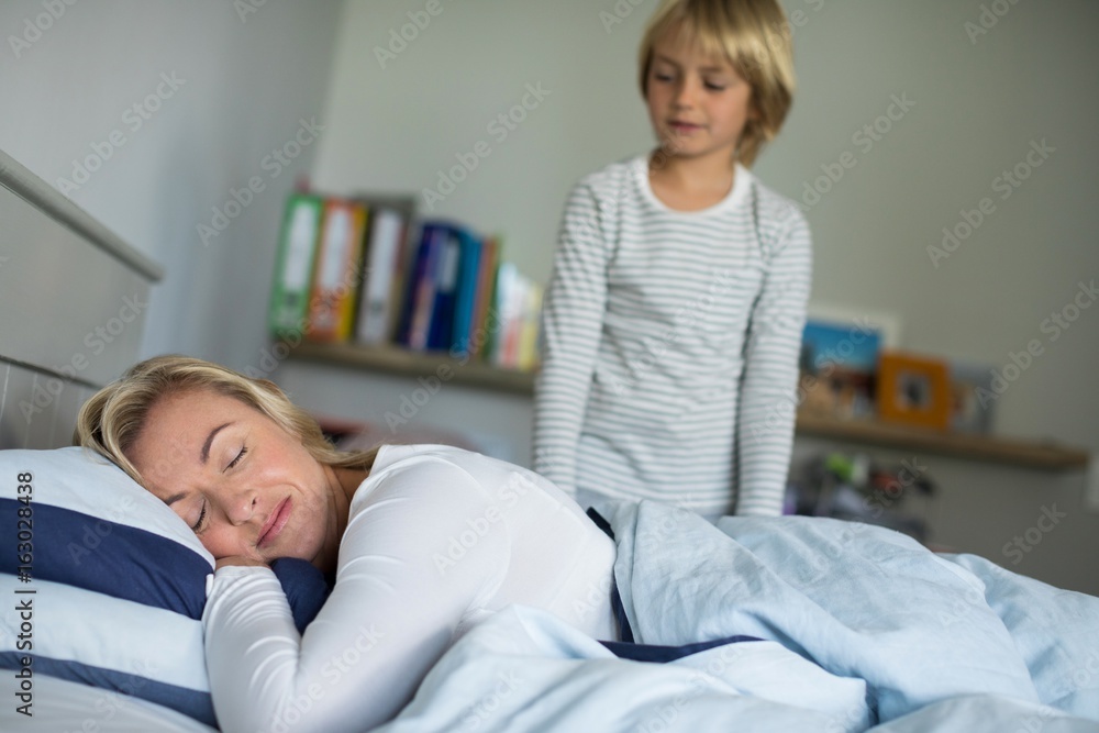 Obraz premium Mother sleeping on bed in the bedroom