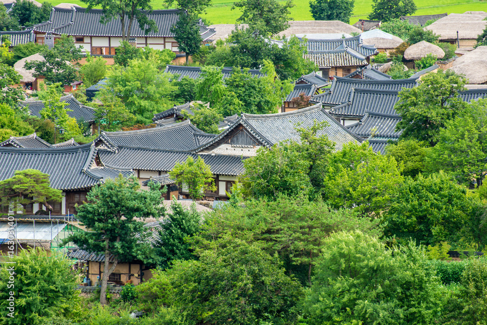 Traditional houses in Korea and Andong Hahoe Village, famous for the birthplace of famous scholars of the Joseon Dynasty. (Hahoe village in South Korea is UNESCO world heritage site.)