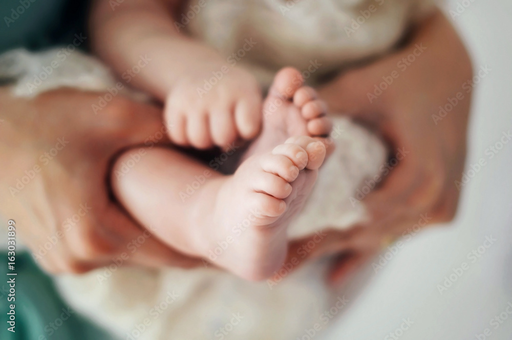 legs of the newborn Determine the sex of the baby Boy or girl  