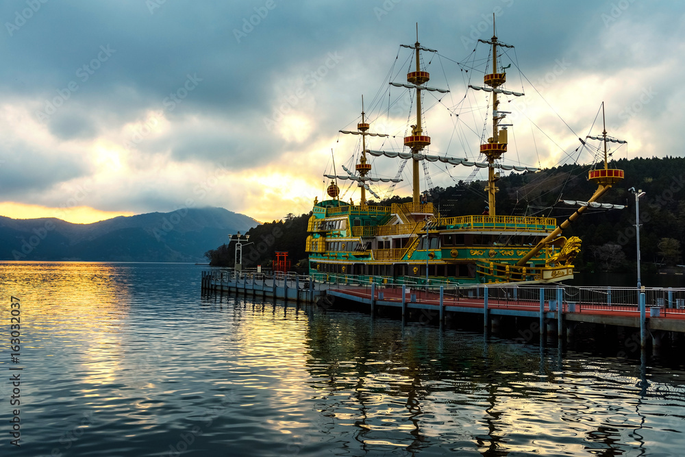 Fototapeta premium Ashi lake at sunset with pirate ship