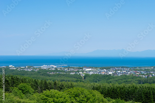 オホーツク流氷館から見る網走市街とオホーツク海、知床半島の風景