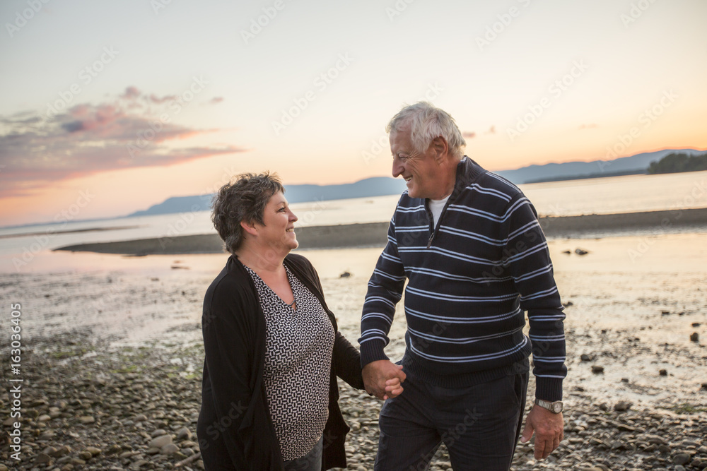 Fototapeta premium Portrait of loving senior couple at the beach