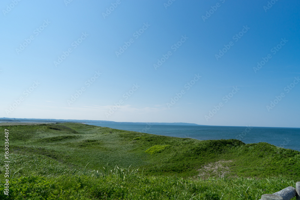 初夏の小清水原生花園とオホーツク海の風景
