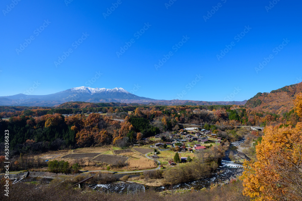 長野　秋の御嶽山と集落