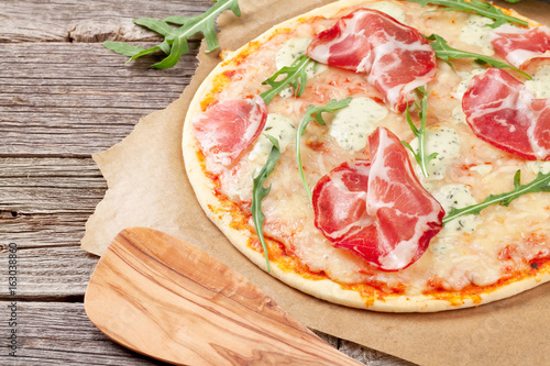 Pizza with prosciutto and mozzarella