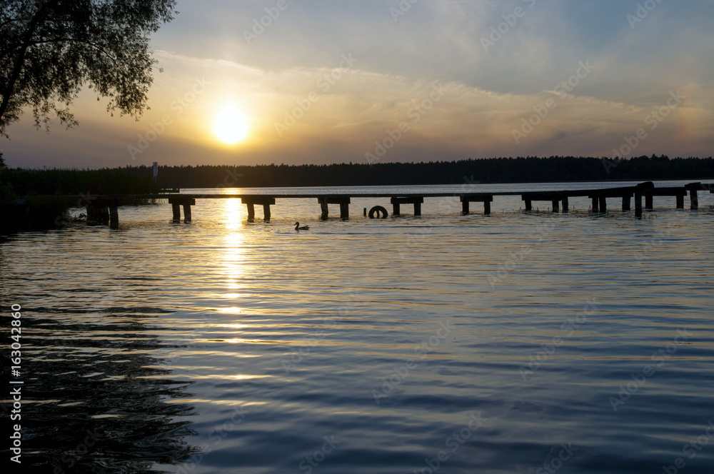 Zachód słońca nad jeziorem, Mazury.
