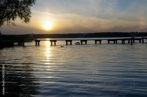 Zachód słońca nad jeziorem, Mazury. © Jarek