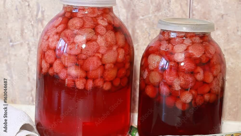 Video of strawberry jam in the banks Video of strawberry jam in the banks